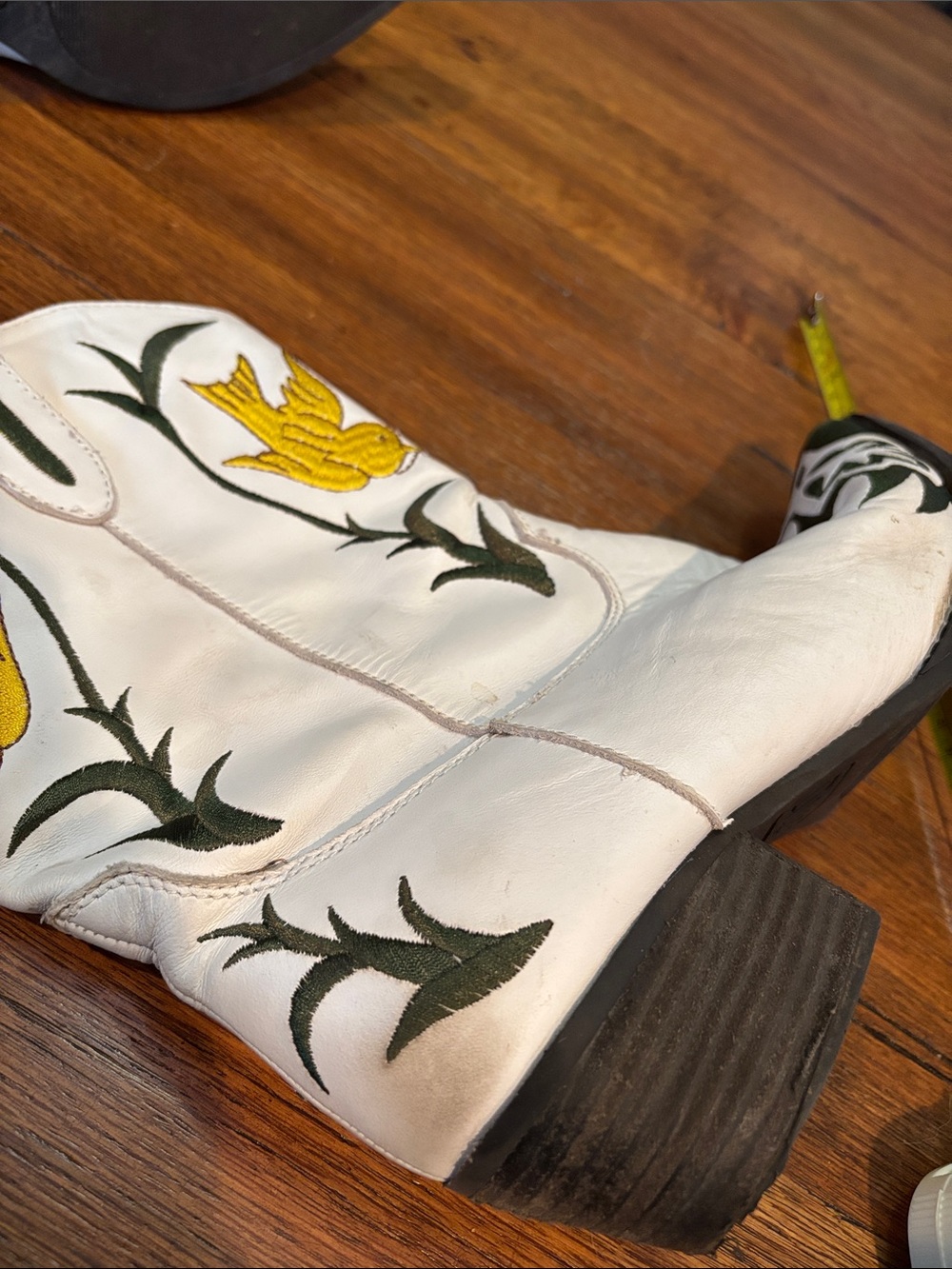 dingo White Leather Cowboy Boots with Yellow Bird Embroidery - Picture 11 of 15